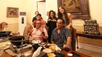 Di Instagram, keduanya aktif mengunggah foto. Salah satunya momen ulang tahun Ardi Bakrie ini yang terlihat hangat karena ditemani sang istri dan keluarga tercintanya. Mereka menikmati shabu-shabu di rumah.