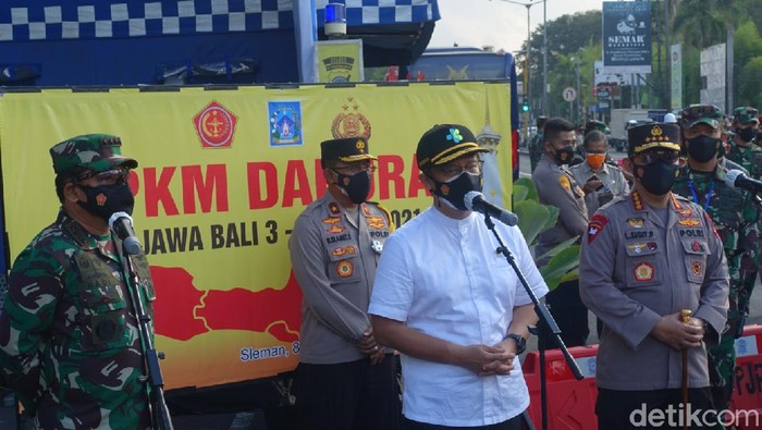 Panglima TNI Marsekal Hadi Tjahjanto, Kapolri Jendral Listyo Sigit Prabowo dan Menkes Budi Gunadi Sadikin mengecek pos penyekatan PPKM Darurat di Prambanan, Sleman, DIY, Kamis (8/7/2021)