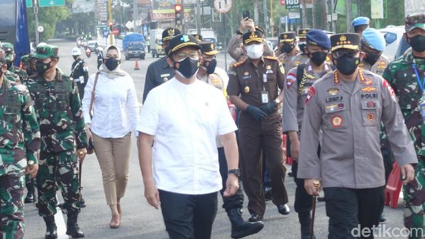 Panglima TNI Marsekal Hadi Tjahjanto, Kapolri Jendral Listyo Sigit Prabowo dan Menkes Budi Gunadi Sadikin mengecek pos penyekatan PPKM Darurat di Prambanan, Sleman, DIY, Kamis (8/7/2021)