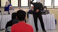 Khusus untuk tuna rungu, disabilitas mendapatkan panduan dari seorang penerjemah bahasa isyarat.
