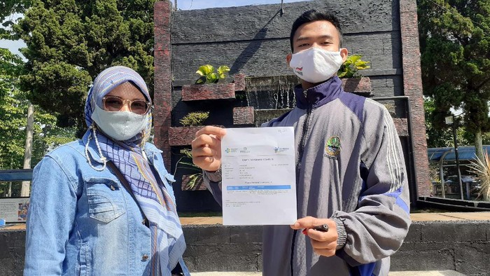 Para Disabilitas Terima Vaksin COVID-19 Para disabilitas mendapat vaksin COVID-19 di Wyata Guna Bandung, Kamis (8/7). Sekitar 150 disabilitas dan pendampingnya akan mendapatkan vaksinasi.