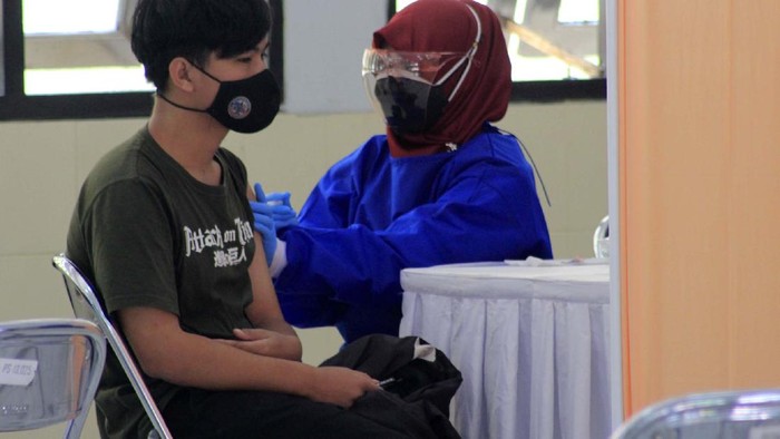 Para Disabilitas Terima Vaksin COVID-19 Para disabilitas mendapat vaksin COVID-19 di Wyata Guna Bandung, Kamis (8/7). Sekitar 150 disabilitas dan pendampingnya akan mendapatkan vaksinasi.