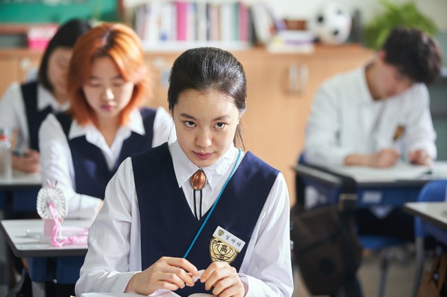 Park Hae Eun sendiri merupakan aktris rookie yang memulai debut aktingnya pada 2020. Ia menjadi pemeran pendukung drama Korea besutan Netflix The School Nurse Files sebagai anak SMA, dan dipertemukan dengan Nam Joo Hyuk dan Jung Yu Mi. Foto: dok. Netflix