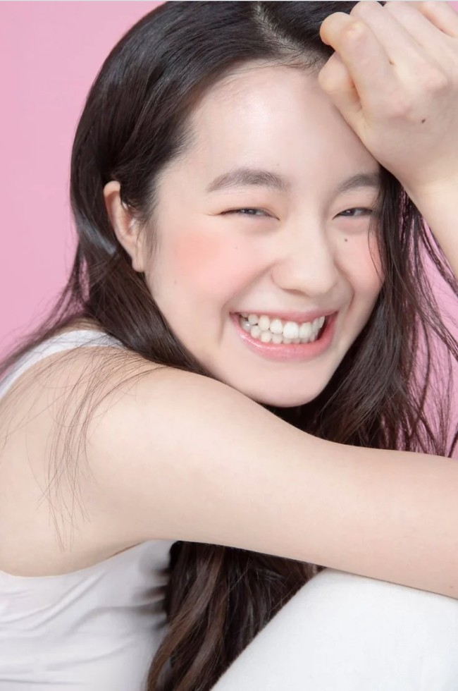 Park Hae Eun batal membintangi drama Korea Hwan Hon meskipun telah melewati proses pembacaan naskah dengan Lee Jae Wook. tvN mengungkap aktris rookie itu memiliki banyak tekanan sebagai pemeran utama. Namun, laporan lain menyebut akting Park Hae Eun dinilai buruk oleh tim produksi. Foto: dok. H& Entertainment