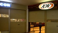 Selama PPKM Mikro pusat perbelanjaan di Medan hanya boleh beroperasi hingga pukul 17.00 WIB.  (ANTARA FOTO/Adwit B Pramono)