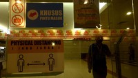 Pengelola pusat perbelanjaan membatasi jumlah pengunjung hanya 50 persen sebagai bentuk aplikasi pelaksanaan Pemberlakuan Pembatasan Kegiatan Masyarakat (PPKM) Mikro untuk mencegah penyebaran COVID-19. ANTARA FOTO/Adwit B Pramono.