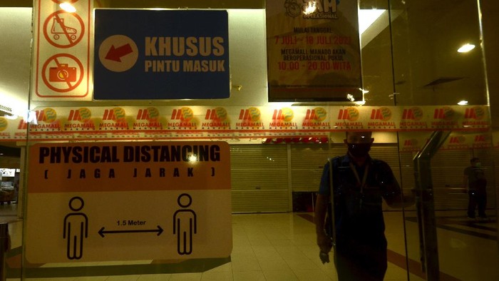 PEMBATASAN JAM OPERASIONAL PUSAT PERBELANJAAN DI MEDAN Sejumlah orang mengunjungi salah satu pusat perbelanjaan di Medan, Sumatra Utara, Rabu (7/7/2021). Pemerintah Kota Medan memperketat kebijakan pemberlakuan pembatasan kegiatan masyarakat (PPKM) mikro dengan melakukan pembatasan jam operasional pusat perbelanjaan hingga pukul 17.00 WIB. ANTARA FOTO/Fransisco Carolio/Lmo/aww.