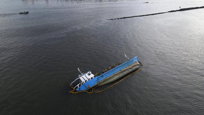 Penampakan Kapal Kargo yang Jadi Korban Tabrakan di Teluk Manila M/V Palawan Pearl setengah tenggelam usai tabrakan dengan kapal keruk BKM 104 berbendera Siprus. Tabrakan kapal itu terjadi di daerah pelabuhan Teluk Manila.