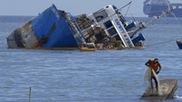 Penampakan M/V Palawan Pearl yang setengah tenggelam usai bertabrakan dengan kapal lainnya di daerah pelabuhan Teluk Manila, Filipina, Kamis (8/7/2021).