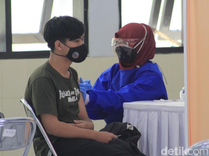 Penyandang disabilitas di Bandung menjalani vaksinasi Corona