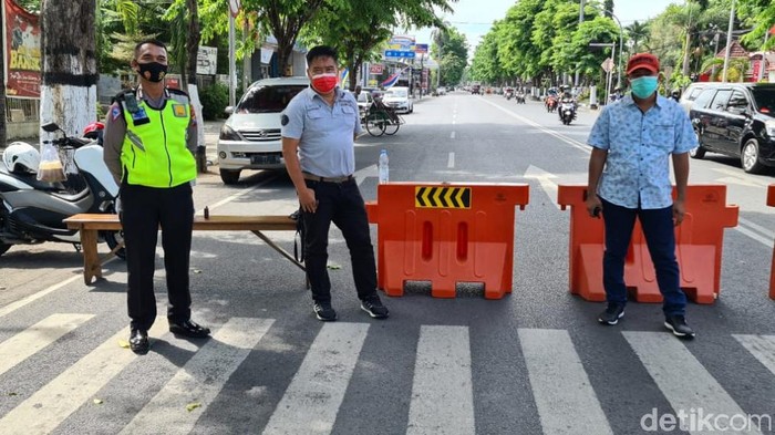 penyekatan jalan di pasuruan
