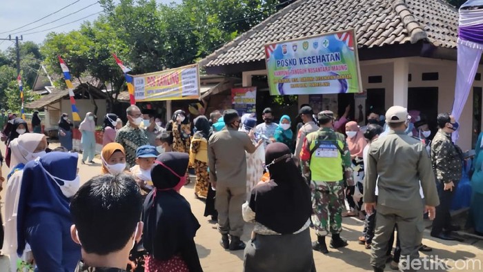 Peresmian kampung tangguh nusantara di Pandeglang menimbulkan kerumunan