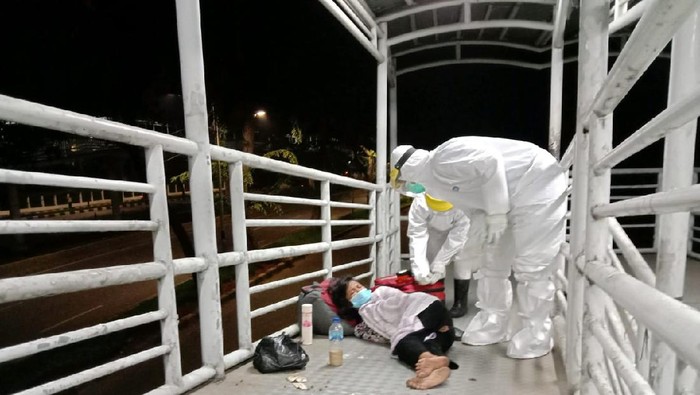 Petugas Satpol PP Jakpus evakuasi ibu tunawisma di Halte TransJakarta