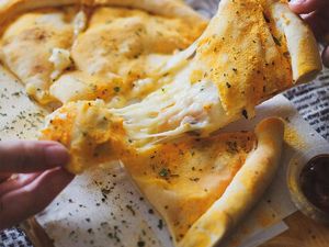 5 Pizza Calzone Renyah yang Kejunya Lumer Banget