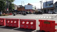 Dari pantauan detikcom di lapangan terlihat sejumlah ruas jalan yang ditutup terlihat lengang. Meski masih ada beberapa kendaraan baik roda empat dan roda dua yang berlalu lalang.