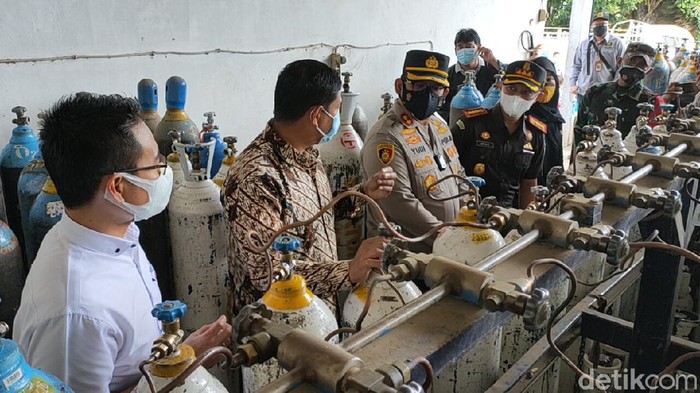 Polisi Kota Kediri dan instansi terkait menggelar sidak ke tempat pengisian oksigen. Pengecekan dilakukan untuk memastikan ketersediaan oksigen untuk medis di Kota Kediri.