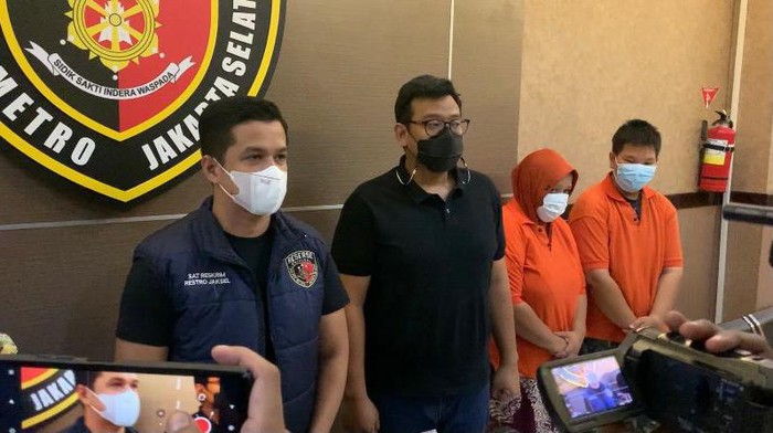 Polisi menangkap ibu dan anak yang mencuri uang pasien RS di Jaksel