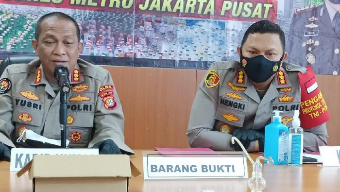 Polisi sita bong dari Nia Ramadhani dan Ardi Bakrie (Karin/detikcom)