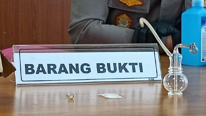 Polisi sita bong dari Nia Ramadhani dan Ardi Bakrie (Karin/detikcom)