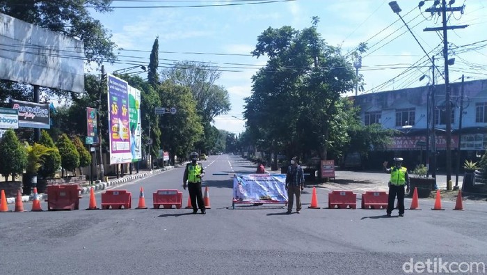 PPKM Darurat di Kota Kediri terus dioptimalkan. Kini penyekatan tidak hanya dilakukan pada malam hari, tapi juga siang hari.