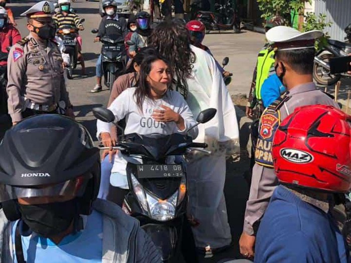 Ada banyak cara yang dilakukan polisi agar warga Ponorogo mematuhi aturan PPKM Darurat. Selain menggelar sosialisasi dan operasi yustisi, polisi juga menakuti warga dengan kostum kuntilanak.