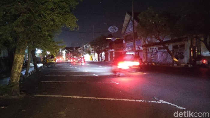 Penerangan jalan umum (PJU) di dalam Kota Sidoarjo dipadamkan selama PPKM Darurat. Pemadaman dimulai setiap pukul 20.00 hingga 04.00 WIB.