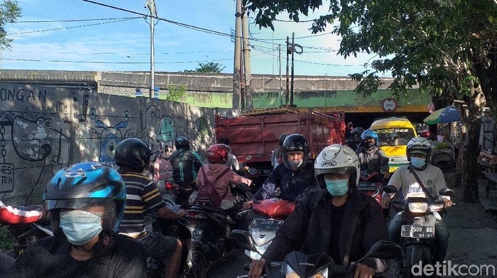 Bundaran Waru arah Surabaya tampak lengang karena ditutup total. Sementara di jalan tikus terjadi penumpukan kendaraan.