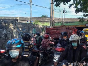 Bundaran Waru Arah Surabaya Ditutup, Jalan Tikus Macet