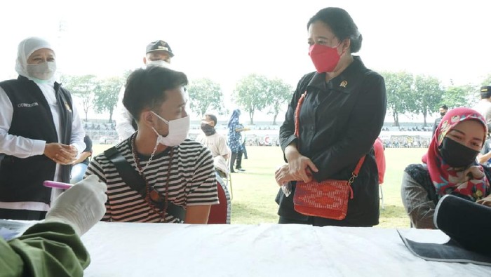 puan maharani datangi vaksinasi di stadion tambaksari