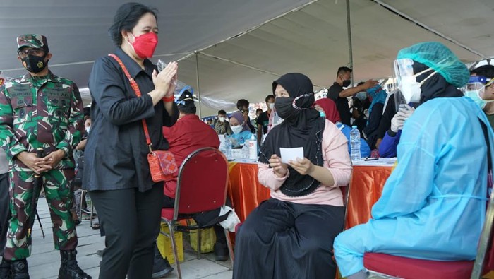 puan maharani datangi vaksinasi di stadion tambaksari