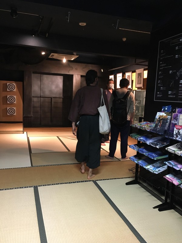 Sesuai dengan namanya, Ninja Information Center Tokyo & Dojo adalah tempat belajar langsung tentang budaya prajurit bayangan Jepang feodal. Serta menawarkan pelajaran pengantar dalam berbagai keterampilan ninja. Sesuai dengan namanya, Ninja Information Center Tokyo & Dojo adalah tempat belajar langsung tentang budaya prajurit bayangan Jepang feodal. Serta menawarkan pelajaran pengantar dalam berbagai keterampilan ninja.