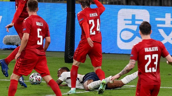 Detik-detik Raheem Sterling Jatuh
