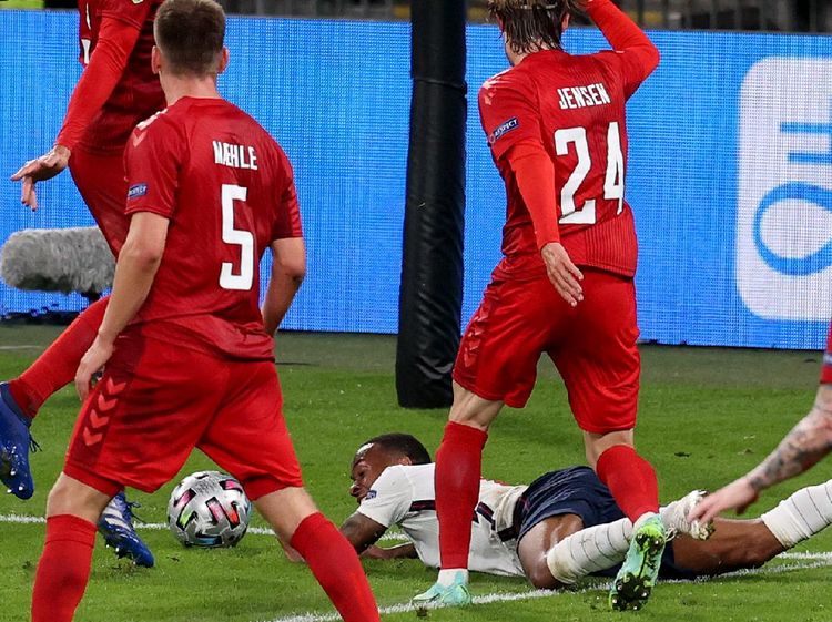 Detik-detik Raheem Sterling Jatuh