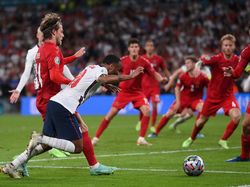 Gary Lineker: Sterling Harusnya Dapat 2 Penalti