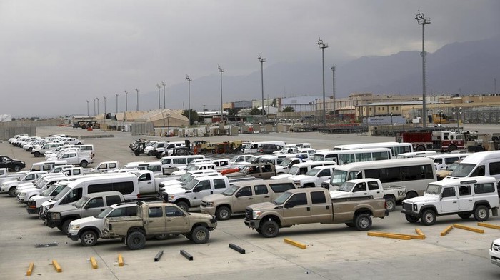 Ribuan Mobil Ditinggal Militer AS Usai Cabut dari Pangkalan Afghanistan A member of the Afghan security forces stands guard after the American military left Bagram air base, in Parwan province north of Kabul, Afghanistan, Monday, July 5, 2021. The U.S. left Afghanistan's Bagram Airfield after nearly 20 years, winding up its