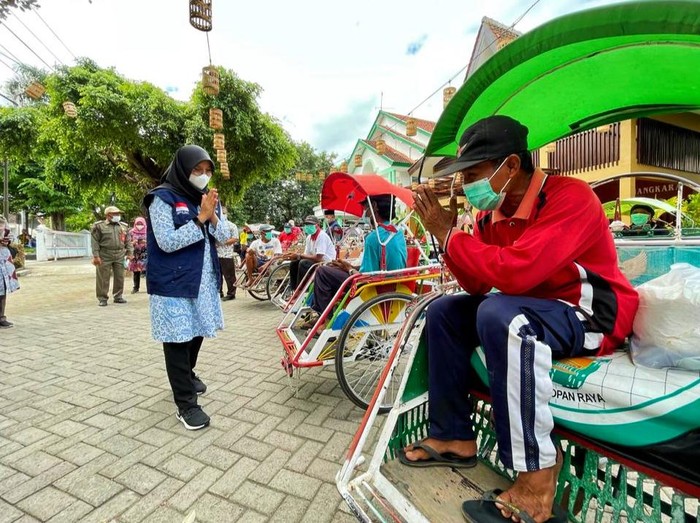 Ribuan Paket Sembako Dibagikan ke Karyawan, PKL, Pengemudi Becak Banyuwangi