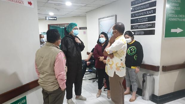 Wasekjen PAN Rosaline Rumaseuw (kemeja merah marun) dan Ketua Fraksi PAN DPR Saleh Partaonan Daulay (rompi cokelat) mengawal proses perawatan kader PAN John Siffy Mirin sebelum meninggal dunia, Jumat (2/7/2021).