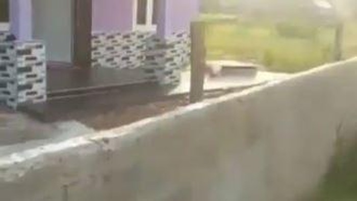 Screenshot video viral jalan ke rumah warga ditutup tembok di Sumsel (dok. Istimewa)