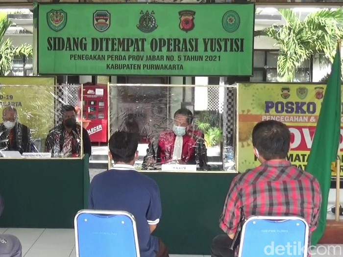 Sejumlah pelanggar PPKM Darurat di Purwakarta menjalani sidang tipiring