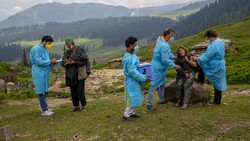 Para petugas kesehatan melakukan vaksinasi hingga ke pedalaman Himalaya. Tantangannya bukanlah medan yang berbahaya, namun membujuk warga untuk mau divaksin.
