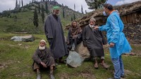 Pasalnya para penduduk dan pengembara di pedalaman Himalaya kerap menelan mentah-mentah rumor mengenai vaksin COVID-19.  