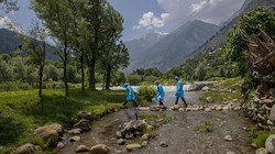 Para petugas kesehatan melakukan vaksinasi hingga ke pedalaman Himalaya. Tantangannya bukanlah medan yang berbahaya, namun membujuk warga untuk mau divaksin.
