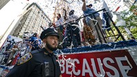 Pada pawai itu juga dimeriahkan dengan turunnya pernak pernik dari langit-langit kota New York. AP Photo/John Minchillo.