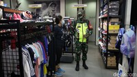 Selanjutnya, kegiatan pada pusat perbelanjaan/mal/pusat perdagangan ditutup sementara kecuali akses untuk restoran, supermarket, dan pasar swalayan dapat diperbolehkan dengan pembatasan. Agung Pambudhy/detikcom