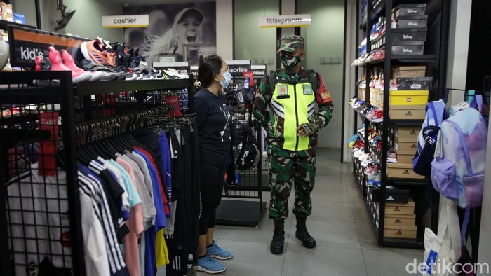 Siap-siap Kena Razia Bila Abai Aturan PPKM Darurat di Bekasi Petugas gabungan gelar razia PPKM di Jalan KH Noer Ali, Kota Bekasi, Kamis (8/7/2021). Sebuah toko peralatan olahraga yang dibuka langsung ditutup petugas.