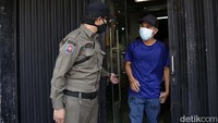 Pegawai toko dibawa untuk disidang yustisi.