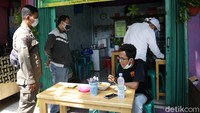 Razia juga dilakukan pada warung dan didapati sejumlah warga makan di tempat.