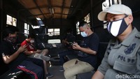 Sejumlah warga yang tejaring razia dibawa untuk disidang Yustisi di Kantor Kecamatan Bekasi Selatan. 