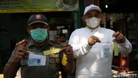 Petugas menunjukan biodata para pelanggar PPKM Darurat.