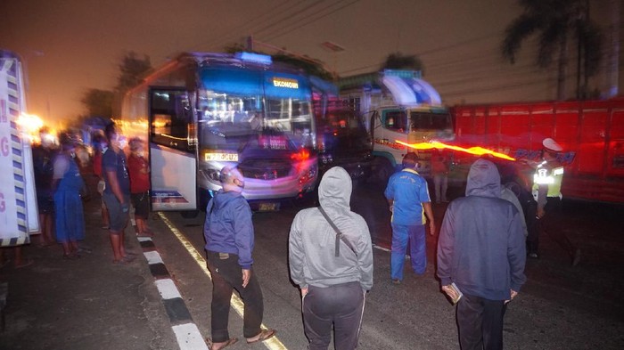 Siasat Sopir Truk Hadapi Penutupan Jalan Nasional Mojokerto yang Digagalkan Polisi ppkm darurat mojokerto